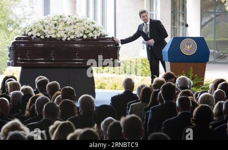 (160311) -- SIMI VALLEY, 11. März 2016 -- Ronald Prescott Reagan berührt die Schatulle seiner Mutter und der ehemaligen US-First Lady Nancy Reagan, als er bei ihrer Beerdigung in der Ronald Reagan Presidential Library in Simi Valley, Kalifornien, am 11. März 2016 spricht. Die Beerdigung von Nancy Reagan fand hier am Freitagmorgen statt. Sie starb am vergangenen Sonntag im Alter von 94 Jahren an Herzversagen. U.S.-CALIFORNIA-SIMI VALLEY-NANCY REAGAN-FUNERAL YangxLei PUBLICATIONxNOTxINxCHN Simi Valley 11. März 2016 Ronald Prescott Reagan berührt die Schatulle seiner Mutter und der ehemaligen US First Lady Nancy Reagan, während er BEI ihrer Beerdigung A spricht Stockfoto