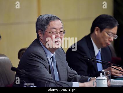 (160312) -- PEKING, 12. März 2016 -- Zhou Xiaochuan, Gouverneur der Chinesischen Volksbank, beantwortet Fragen auf einer Pressekonferenz zur Finanzreform und -Entwicklung am Rande der vierten Sitzung des 12. Nationalen Volkskongresses in Peking, der Hauptstadt Chinas, am 12. März 2016. )(mcg) (ZWEI SITZUNGEN)CHINA-BEIJING-PRESS CONFERENCE-FINANCIAL REFORM & DEVELOPMENT (CN) XuexYubin PUBLICATIONxNOTxINxCHN 160312 Peking 12. März 2016 Zhou Xiao Chuan Gouverneur der S Bank of China Antworten AUF Fragen BEI einer Pressekonferenz ÜBER Finanzreform und -Entwicklung AUF der Si Stockfoto