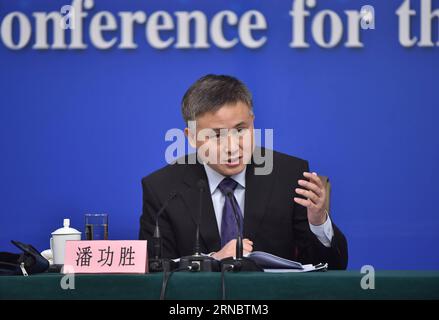 (160312) -- PEKING, 12. März 2016 -- Pan Gongsheng, stellvertretender Gouverneur der Chinesischen Volksbank und Direktor der Staatlichen Devisenverwaltung, beantwortet Fragen auf einer Pressekonferenz zur Finanzreform und -Entwicklung am Rande der vierten Sitzung des 12. nationalen Volkskongresses in Peking, Hauptstadt Chinas, 12. März 2016. )(mcg) (ZWEI SITZUNGEN)CHINA-PEKING-PRESSE-KONFERENZ-FINANZREFORM und -ENTWICKLUNG (CN) LixXin PUBLICATIONxNOTxINxCHN 160312 Peking 12. März 2016 Pan Gongsheng Stellvertretender Gouverneur der Prominenten S Bank of China und Direktor der Stockfoto