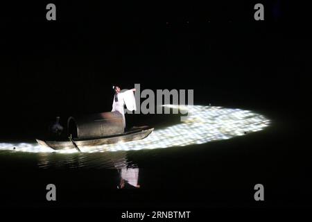 (160312) -- KAIFENG, 11. März 2016 -- ein Schauspieler auf einem Boot spielt während einer Aufführung auf dem Wasser, die den Wohlstand der Hauptstadt Kaifeng (historisch bekannt als Daliang, Bianliang, Bianjing, Dongjing) der Nördlichen Song-Dynastie (960-1127 n. Chr.) in Kaifeng, zentralchinesische Provinz Henan, 11. März 2016, nachbildet. ) (wyl) CHINA-HENAN-water-PERFORMANCE (CN) LixJunsheng PUBLICATIONxNOTxINxCHN 160312 Kaifeng 11. März 2016 als Schauspieler AUF einem Boot spielt während der To ON water Performance, die den Wohlstand der Hauptstadt Kaifeng reproduziert, die historisch als Daliang Bianjing Dong Jing von Northern Song Dyn bekannt ist Stockfoto