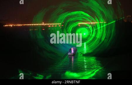 (160312) -- KAIFENG, 11. März 2016 -- ein Schauspieler paddelt auf dem Wasser während einer Aufführung auf dem Wasser, die den Wohlstand der Hauptstadt Kaifeng (historisch bekannt als Daliang, Bianliang, Bianjing, Dongjing) der Nördlichen Song-Dynastie (960-1127 n. Chr.) in Kaifeng, zentralchinesische Provinz Henan, 11. März 2016, nachbildet. ) (wyl) CHINA-HENAN-water-PERFORMANCE (CN) LixJunsheng PUBLICATIONxNOTxINxCHN 160312 Kaifeng 11. März 2016 der Schauspieler paddelt AUF einem Boot AUF DEM Wasser während To ON water Performance, die den Wohlstand der Hauptstadt Kaifeng wiedergibt, die historisch als Daliang Bianjing Dong Jing von Norther bekannt ist Stockfoto