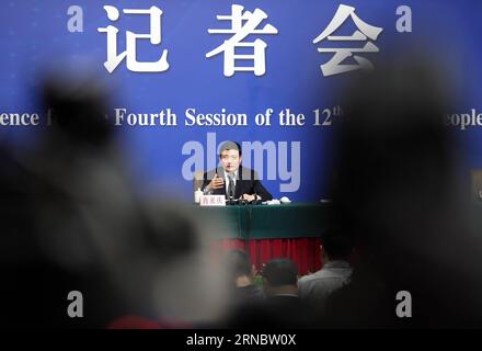 (160312) -- PEKING, 12. März 2016 -- Xiao Yaqing, Leiter der staatlichen Vermögensaufsichts- und Verwaltungskommission des Staatsrats, beantwortet Fragen auf einer Pressekonferenz zur Reform staatlicher Unternehmen am Rande der vierten Sitzung des 12. Nationalen Volkskongresses in Peking, Hauptstadt Chinas, 12. März 2016. )(mcg) (ZWEI SITZUNGEN)CHINA-PEKING-PRESSE KONFERENZ-REFORM DER STAATSUNTERNEHMEN (CN) ChenxJunqing PUBLICATIONxNOTxINxCHN 160312 Peking 12. März 2016 Xiao Yaqing Leiter der staatlichen Vermögensaufsichts- und Verwaltungskommission von Stockfoto