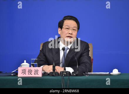 (160312) -- PEKING, 12. März 2016 -- der Vorsitzende der China Insurance Regulatory Commission Xiang Junbo beantwortet Fragen auf einer Pressekonferenz am Rande der vierten Sitzung des 12. Nationalen Volkskongresses in Peking, Hauptstadt Chinas, 12. März 2016. )(mcg) (ZWEI SITZUNGEN)CHINA-BEIJING-NPC-PRESS CONFERENCE (CN) LixXin PUBLICATIONxNOTxINxCHN 160312 Peking 12. März 2016 Vorsitzender der China Insurance Regulatory Commission Xiang Junbo beantwortet Fragen AUF einer Pressekonferenz ZUR Seite der vierten Sitzung des 12. National Celebrities S Congress in Peking Hauptstadt von Stockfoto