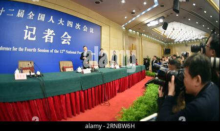 (160312) -- PEKING, 12. März 2016 -- Vorsitzender der China Banking Regulatory Commission Shang Fulin, der Vorsitzende der China Securities Regulatory Commission Liu Shiyu und der Vorsitzende der China Insurance Regulatory Commission Xiang Junbo treffen zu einer Pressekonferenz am Rande der vierten Sitzung des 12. Nationalen Volkskongresses in Peking, der Hauptstadt Chinas, am 12. März 2016 ein. )(mcg) (ZWEI SITZUNGEN)CHINA-PEKING-NPC-PRESSEKONFERENZ (CN) ZhaoxYingquan PUBLICATIONxNOTxINxCHN 160312 Peking 12. März 2016 Vorsitzender der China Banking Regulatory Commission Shang Fulin Vorsitzender der Th Stockfoto