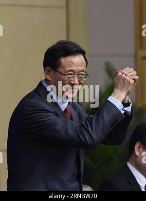 (160312) -- PEKING, 12. März 2016 -- Vorsitzender der China Securities Regulatory Commission Liu Shiyu begrüßt Journalisten auf einer Pressekonferenz am Rande der vierten Sitzung des 12. Nationalen Volkskongresses in Peking, Hauptstadt Chinas, 12. März 2016. )(mcg) (ZWEI SITZUNGEN)CHINA-BEIJING-NPC-PRESS CONFERENCE (CN) XuexYubin PUBLICATIONxNOTxINxCHN 160312 Peking 12. März 2016 Vorsitzender der China Securities Regulatory Commission Liu Shiyu begrüßt Journalisten AUF einer Pressekonferenz ZUR Seite der vierten Sitzung des 12. National Celebrities S Congress in Peking Hauptstadt Stockfoto