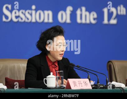 (160312) -- PEKING, 12. März 2016 -- Huang Danhua, stellvertretender Leiter der staatlichen Vermögensaufsichts- und Verwaltungskommission des Staatsrats, beantwortet Fragen auf einer Pressekonferenz zur Reform staatlicher Unternehmen am Rande der vierten Sitzung des 12. nationalen Volkskongresses in Peking, Hauptstadt Chinas, 12. März 2016. )(mcg) (ZWEI SITZUNGEN)CHINA-PEKING-PRESSE KONFERENZ-REFORM DER STAATSUNTERNEHMEN (CN) ChenxJunqing PUBLICATIONxNOTxINxCHN 160312 Peking 12. März 2016 Huang Danhua Stellvertretender Leiter der staatlichen Vermögensaufsicht und Verwaltung Stockfoto