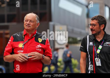 Monza, Italien. September 2023. (L bis R): Frederic Vasseur (FRA) Ferrari Team Principal mit Sebastien Philippe (FRA) ART Grand Prix Team Manager und Geschäftsführer. 01.09.2023. Formel-1-Weltmeisterschaft, Rd 15, Grand Prix Von Italien, Monza, Italien, Übungstag. Auf dem Foto sollte Folgendes stehen: XPB/Press Association Images. Quelle: XPB Images Ltd/Alamy Live News Stockfoto