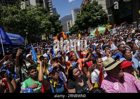 CARACAS, 12. März 2016 – am 12. März 2016 nehmen die Menschen an einem regierungsfeindlichen marsch in Caracas, der Hauptstadt Venezuelas, Teil. Laut der lokalen Presse, Venezuelas Präsident Nicolas Maduro, der am Samstag den großen marsch anführte, wird Venezuela respektiert, um US-Präsident Barack Obama aufzufordern, das Dekret aufzuheben, wobei die südamerikanische Nation als Bedrohung für die Sicherheit betrachtet wird, Hunderte von Menschen, die sich von der Opposition einberufen hatten, demonstrierten in einem märz, um den Rücktritt von Nicolas Maduro zu fordern. Cristian Hernandez) VENEZUELA-CARACAS-DEMONSTRATION e CristianxHernandez PUBLICATIONxNOTxINxCHN Caracas Mar Stockfoto