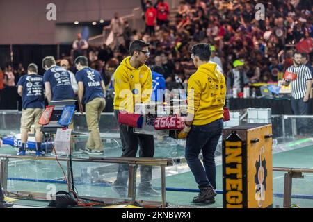 (160313) -- NEW YORK, 13. März 2016 -- Mitglieder von Integra aus der Türkei tragen ihren Roboter zum Match Field während des ERSTEN Robotics Competition New York Regional 2016 im Jacob Javits Convention Center in New York City, USA, 11. März 2016. Der dreitägige internationale High School Robotics Competition startete offiziell am Samstag, wobei die Siegerteams zur globalen Meisterschaft vorrückten. ) US-NEW YORK-ERSTER ROBOTERWETTBEWERB LixChangxiang PUBLICATIONxNOTxINxCHN New York 13. März 2016 Mitglieder von Integra aus der Türkei tragen ihren Roboter zum Spielfeld während des ersten Robo 2016 Stockfoto