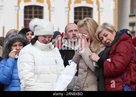 ST. PETERSBURG, 12. März 2016 () -- Menschen nehmen an einer Gedenkveranstaltung Teil, um die Opfer zu betrauern, die bei einem Flugzeugabsturz in St. Petersburg getötet wurden Petersburg, Russland, am 12. März 2016. Am 31. Oktober 2015 stürzte ein Passagierjet der A321 in Richtung Russland auf der ägyptischen Sinai-Halbinsel ab, kurz nach dem Abflug vom Roten Meer in Sharm el-Sheikh, wobei alle 224 Menschen an Bord, hauptsächlich Russen, ums Leben kamen. () RUSSLAND-ST. PETERSBURG-ÄGYPTEN-FLUGZEUGABSTURZ-GEDENKVERANSTALTUNG Xinhua PUBLICATIONxNOTxINxCHN Sankt PETERSBURG 12. März 2016 Prominente nehmen an einer Gedenkveranstaltung für Morne Teil die Opfer, die bei einem Flugzeugabsturz in Sankt Petersburg Russland AM 12. März 2016 GETÖTET WURDEN Stockfoto