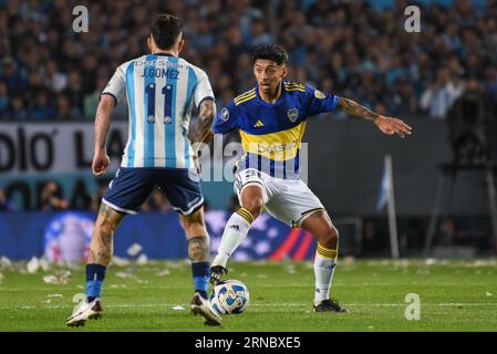 Buenos Aires, Argentinien. 29. August 2023. Cristian Medina von Boca Juniors während des La-Liga-Spiels zwischen Racing Club und Boca Juniors spielte am 29. August im Presidente Peron Stadium in Buenos Aires, Argentinien. (Foto: Santiago Joel Abdala/PRESSINPHOTO) Credit: PRESSINPHOTO SPORTS AGENCY/Alamy Live News Stockfoto