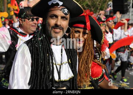 (160313) -- LIMASSOL, 13. März 2016 -- Ein Mann, Der als Captain Jack von Pirates of the Caribbean gekleidet ist, nimmt am Karneval in Limassol, Zypern, am 13. März 2016 Teil. Zehntausende von Feiernden drängten sich am Sonntag in die am Meer gelegene Stadt Limassol im Süden der Mittelmeerinsel Zypern, um an der jährlichen Karnevalsparade teilzunehmen. ) ZYPERN-LIMASSOL-KARNEVALSPARADE ZhangxZhang PUBLICATIONxNOTxINxCHN LIMASSOL 13. März 2016 an der Parade des Limassol-Karnevals in Limassol, Zypern, nimmt ein Mann, der als Captain Jack von Pirates of the Caribbean gekleidet ist, Teil Stockfoto