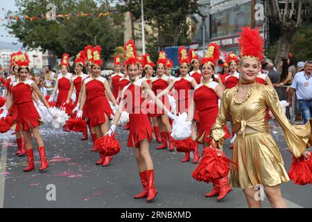 (160313) -- LIMASSOL, 13. März 2016 -- Menschen treten während der Parade des Limassol Karnevals in Limassol, Zypern am 13. März 2016 auf. Zehntausende von Feiernden drängten sich am Sonntag in die am Meer gelegene Stadt Limassol im Süden der Mittelmeerinsel Zypern, um an der jährlichen Karnevalsparade teilzunehmen. ) ZhangxZhang PUBLICATIONxNOTxINxCHN Limassol 13. März 2016 Prominente treten während der Parade des Limassol-Karnevals in Limassol Zypern auf AM 13. März 2016 drangen Zehntausende Revels in die Sea Side City von Limassol im Süden des Landes ein Stockfoto