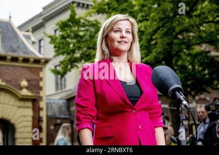 DEN HAAG - Liesje Schreinemacher Ministerin für Außenhandel und Entwicklungszusammenarbeit im Binnenhof vor dem wöchentlichen Ministerrat. ANP ROBIN UTRECHT niederlande aus - belgien aus Stockfoto