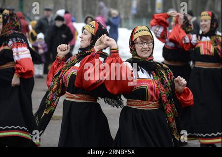 NARVA JOESUU, März. 13, 2016 – Frauen in traditionellen russischen Volkstrachten tanzen während des Shrovetide Festivals, das von der örtlichen slawischen Gemeinde Narva Joesuu im Nordosten Estlands am 13. März 2016 veranstaltet wird. Während des Shrovetide Festivals begrüßen die Menschen den kommenden Frühling mit verschiedenen Feiern. ) ESTNISCH-FRÜHLING-SHROVETIDE FESTIVAL SergeixStepanov PUBLICATIONxNOTxINxCHN Narva JOESUU 13. März 2016 Frauen in traditionellen russischen Volkstrachten Tanz während des Shrovetide Festival Hero von der örtlichen slawischen Gemeinde Narva JOESUU im Nordosten ESTLANDS AM 13. März 2016 während des Shrovetide Festival CEL Stockfoto