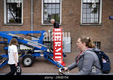 AMSTERDAM - Banner mit dem neuen Namen H'ART Museum werden an der Fassade der ehemaligen Museum Eremitage Amsterdam gehängt. Das Museum an der Amstel beschloss, seinen Namen zu ändern, nachdem es wegen des Krieges in der Ukraine die Beziehungen zur russischen Eremitage in Sankt Petersburg getrennt hatte. ANP OLAF KRAAK niederlande raus - belgien raus Stockfoto