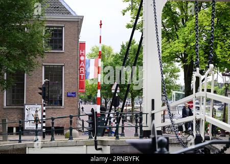 AMSTERDAM - Banner mit dem neuen Namen H'ART Museum werden an der Fassade der ehemaligen Museum Eremitage Amsterdam gehängt. Das Museum an der Amstel beschloss, seinen Namen zu ändern, nachdem es wegen des Krieges in der Ukraine die Beziehungen zur russischen Eremitage in Sankt Petersburg getrennt hatte. ANP OLAF KRAAK niederlande raus - belgien raus Stockfoto