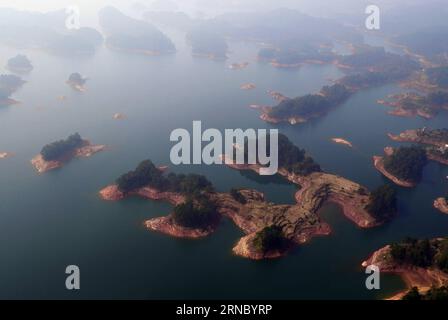 (160315) -- HANGZHOU, 15. März 2016 -- Foto aufgenommen am 15. März 2016 zeigt eine Luftaufnahme des Qiandao-Sees oder des Thousand-Island-Sees im Chun an County von Hangzhou in der ostchinesischen Provinz Zhejiang. Der Qiandao Lake ist mit seinen 1.078 über den See verstreuten Inseln ein berühmter Ort für Sightseeing in China. ) (mp) CHINA-ZHEJIANG-QIANDAO LAKE (CN) ZhangxXiaoli PUBLICATIONxNOTxINxCHN Hangzhou 15. März 2016 Foto aufgenommen AM 15. März 2016 zeigt Luftaufnahmen des Qiandao Lake oder des Thousand Iceland Lake in Chun zum County Hangzhou East China S Zhejiang Province mit 1 078 Inseln über das L verstreut Stockfoto