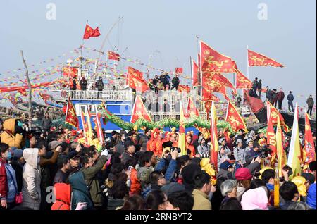 (160315) -- PANJIN, 15. März 2016 -- Menschen nehmen an einem rituellen Segen für gute Ernte und sicheres Segeln Teil, wenn Fischer in Erjiegou, Stadt Panjin, Provinz Liaoning im Nordosten Chinas, am 15. März 2016 ins Meer gehen. Erjiegou, die Kreuzung zwischen Fluss und Ozean, ist der Treffpunkt für Fischer. Das Ritual, das dort abgehalten wird, ist eine traditionelle Zeremonie, bei der Fischer um Sicherheit und Ernte beten. ) (mp) CHINA-LIAONING-PANJIN-FISHING RITUAL (CN) LixGang PUBLICATIONxNOTxINxCHN Panjin 15. März 2016 Prominente nehmen an einem rituellen Segen für gute Ernte und sicheres Segeln Teil, wenn Fischer G Stockfoto