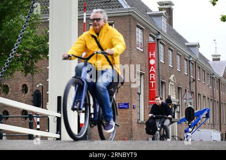 AMSTERDAM - Banner mit dem neuen Namen H'ART Museum werden an der Fassade der ehemaligen Museum Eremitage Amsterdam gehängt. Das Museum an der Amstel beschloss, seinen Namen zu ändern, nachdem es wegen des Krieges in der Ukraine die Beziehungen zur russischen Eremitage in Sankt Petersburg getrennt hatte. ANP OLAF KRAAK niederlande raus - belgien raus Stockfoto