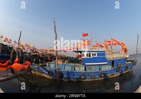 (160315) -- PANJIN, 15. März 2016 -- Fischerboote halten an der Anlegestelle in Erjiegou, Stadt Panjin, Provinz Liaoning im Nordosten Chinas, 15. März 2016. Erjiegou, die Kreuzung zwischen Fluss und Ozean, ist der Treffpunkt für Fischer. Das Ritual, das dort abgehalten wird, ist eine traditionelle Zeremonie, bei der Fischer um Sicherheit und Ernte beten. ) (mp) CHINA-LIAONING-PANJIN-FISHING RITUAL (CN) LixGang PUBLICATIONxNOTxINxCHN Panjin 15. März 2016 Fischerboote Halt am Dock in der Stadt Panjin City Nordosten Chinas S Liaoning Provinz 15. März 2016 der Schnittpunkt zwischen Fluss und Ozean IST die GATECK PL Stockfoto