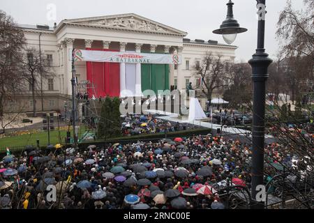 (160315) -- BUDAPEST, 15. März 2016 -- ungarische Tänzer treten vor dem Ungarischen Nationalmuseum anlässlich des 168. Jahrestages des Ausbruchs der Revolution 1848-1849 und des Unabhängigkeitskrieges gegen das österreichische Habsburgerreich am 15. März 2016 in Budapest, Ungarn, auf. ) UNGARN-BUDAPEST-1848 REVOLUTION-JUBILÄUM-GEDENKEN AttilaxVolgyi PUBLICATIONxNOTxINxCHN Budapest 15. März 2016 ungarische Tänzerinnen treten vor dem Ungarischen Nationalmuseum auf, um den 168. Jahrestag des Ausbruchs der Revolution 1848 1849 zu feiern und war von der Unabhängigkeit gegen Österreich S Habsburgerreich in BU Stockfoto