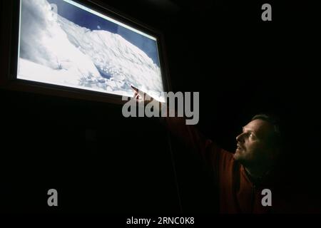 Der Biologe SASO Weldt stellt das olm und seine Eier auf einem Infrarotvideo vor, das von einem nahegelegenen Aquarium gespeist wird, das bis zum Schlüpfen der Eier in der Postojna-Höhle, Slowenien, am 15. März 2016 verdeckt ist. Olms sind sehr anfällig für Stress, weshalb Besucher, die den Teil der Höhle betreten, in dem die olms in einem Aquarium zu sehen sind, gebeten werden, ruhig zu bleiben und keine Fotos zu machen. Um das olm oder Proteus anguinus beim Schutz seiner Eier nicht zu stören, bedeckten Biologen das Aquarium mit schwarzen Hüllen, bis die Eier schlüpfen. Dieser blinde Höhlensalamander wurde gesehen, um Eier in seinem natürlichen Lebensraum von zu legen Stockfoto