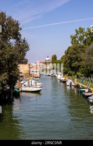 Venedig, Italien - 6. September 2022: 59. Uhr Ein typischer venezianischer Kanal auf dem Gelände des Giardnini-Gartens in Venedig Stockfoto