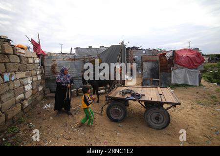 (160317) -- GAZA, 17. März 2016 -- der Palästinenser Jihan Moussa Abu Mohsen, 48, und ihr Sohn Ahmad, 10, bereiten sich am 17. März 2016 darauf vor, Steine in der Stadt Khan Yunis im südlichen Gazastreifen zu sammeln. Jihan, der von morgens bis spät am Tag arbeitet, verkauft einen Wagen mit Ziegeln an Steinhersteller für 4 US-Dollar pro Tag. Ihre Arbeit ist die wichtigste Einkommensquelle für ihre Familie, die aus ihrem Mann und vier Kindern besteht. Jihan und ihr Sohn Ahmad stehen jeden Morgen früh auf, um Ziegel und Steine von überall zu sammeln, wo sie sie finden, ob auf Deponien, auf Straßen oder an Straßenrändern. ) MIDEAST-GAZA-POVER Stockfoto