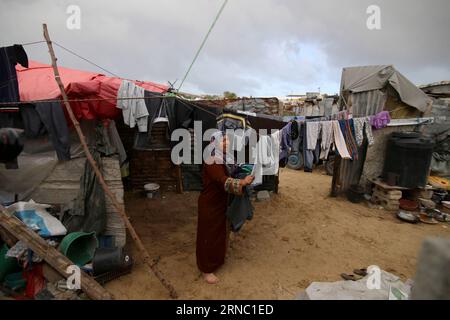 (160317) -- GAZA, 17. März 2016 -- der Palästinenser Jihan Moussa Abu Mohsen, 48 Jahre alt, hängt am 17. März 2016 Kleidung zum Trocknen vor ihrem Haus in der Stadt Khan Yunis im südlichen Gazastreifen. Jihan, der von morgens bis spät am Tag arbeitet, verkauft einen Wagen mit Ziegeln an Steinhersteller für 4 US-Dollar pro Tag. Ihre Arbeit ist die wichtigste Einkommensquelle für ihre Familie, die aus ihrem Mann und vier Kindern besteht. Jihan und ihr Sohn Ahmad stehen jeden Morgen früh auf, um Ziegel und Steine von überall zu sammeln, wo sie sie finden, ob auf Deponien, auf Straßen oder an Straßenrändern. Khaled Omar) MIDEAST-GAZA-POVER Stockfoto