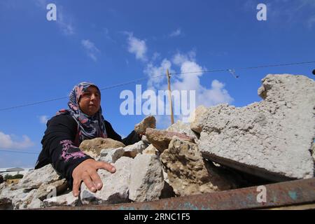 (160317) -- GAZA, 17. März 2016 -- der Palästinenser Jihan Moussa Abu Mohsen, 48, sammelt am 17. März 2016 Steine im südlichen Gazastreifen Khan Yunis. Jihan, der von morgens bis spät am Tag arbeitet, verkauft einen Wagen mit Ziegeln an Steinhersteller für 4 US-Dollar pro Tag. Ihre Arbeit ist die wichtigste Einkommensquelle für ihre Familie, die aus ihrem Mann und vier Kindern besteht. Jihan und ihr Sohn Ahmad stehen jeden Morgen früh auf, um Ziegel und Steine von überall zu sammeln, wo sie sie finden, ob auf Deponien, auf Straßen oder an Straßenrändern. ) MIDEAST-GAZA-POVERTY-WOMAN KhaledxOmar PUBLICATIONxNO Stockfoto