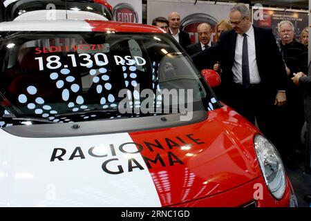 (160317) -- BELGRAD, 17. März 2016 -- Serbiens Wirtschaftsminister Zeljko Sertic (R, Front) schaut sich ein Modell von FIAT an, das in Serbien auf der Belgrader Automobilausstellung am 17. März in Belgrad produziert wurde. Die Belgrade Car Show startete am Donnerstag und dauerte bis zum 23. März. Die diesjährige Veranstaltung umfasst rund 300 Aussteller aus 20 Ländern. ) SERBIEN-BELGRAD-CAR SHOW NemanjaxCabric PUBLICATIONxNOTxINxCHN Belgrad 17. März 2016 serbische Wirtschaftsminister Zeljko Sertic r Front blickt AUF ein in Serbien hergestelltes Modell von Fiat AUF der Belgrader Car Show AM 17. März in Belgrad Serbien die Belgrader Car Show kicke AN Stockfoto