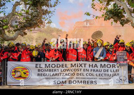 Barcelona, Barcelona, Spanien. September 2023. Freiwillige Feuerwehrmänner aus Katalonien demonstrieren im katalanischen Parlament, um würde, Respekt und Sozialversicherungsregistrierung von der katalanischen Regierung zu fordern. Freiwillige Feuerwehrleute beschweren sich, dass das derzeitige gemischte Modell veraltet ist. (Bild: © Marc Asensio Clupes/ZUMA Press Wire) NUR REDAKTIONELLE VERWENDUNG! Nicht für kommerzielle ZWECKE! Stockfoto