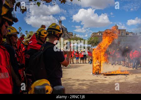 Barcelona, Barcelona, Spanien. September 2023. Freiwillige Feuerwehrmänner aus Katalonien demonstrieren im katalanischen Parlament, um würde, Respekt und Sozialversicherungsregistrierung von der katalanischen Regierung zu fordern. Freiwillige Feuerwehrleute beschweren sich, dass das derzeitige gemischte Modell veraltet ist. (Bild: © Marc Asensio Clupes/ZUMA Press Wire) NUR REDAKTIONELLE VERWENDUNG! Nicht für kommerzielle ZWECKE! Stockfoto