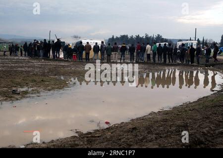 (160317) -- ATHEN, 17. März 2016 -- in Idomeni, der Pufferzone zwischen Griechenland und der ehemaligen jugoslawischen Republik Mazedonien (FYROM), sind Flüchtlinge zu sehen, während die Grenze am 17. März 2016 geschlossen bleibt. Am Idomeni-Grenzübergang zwischen Griechenland und der ehemaligen jugoslawischen Republik Mazedonien beherbergt ein weitläufiges provisorisches Lager etwa 14.000 Menschen, die an Nahrungsmittel- und Arzneimittelmangel leiden. ) GRIECHENLAND-IDOMENI-GRENZFLÜCHTLINGE MariosxLolos PUBLICATIONxNOTxINxCHN Athen 17. März 2016 Flüchtlinge sind Seen in Idomeni, der Pufferzone zwischen Griechenland und der ehemaligen jugoslawischen Republik Mazedonien, während die Grenze noch besteht Stockfoto