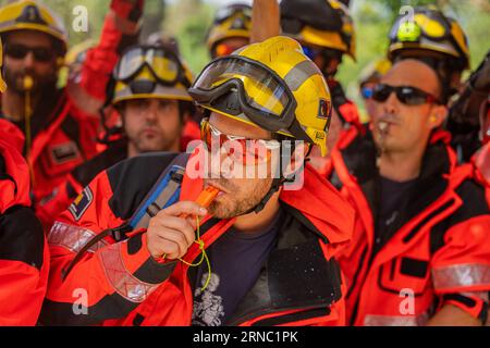 Barcelona, Barcelona, Spanien. September 2023. Freiwillige Feuerwehrmänner aus Katalonien demonstrieren im katalanischen Parlament, um würde, Respekt und Sozialversicherungsregistrierung von der katalanischen Regierung zu fordern. Freiwillige Feuerwehrleute beschweren sich, dass das derzeitige gemischte Modell veraltet ist. (Bild: © Marc Asensio Clupes/ZUMA Press Wire) NUR REDAKTIONELLE VERWENDUNG! Nicht für kommerzielle ZWECKE! Stockfoto