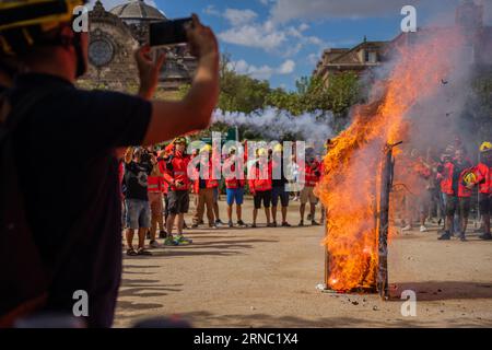 Barcelona, Barcelona, Spanien. September 2023. Freiwillige Feuerwehrmänner aus Katalonien demonstrieren im katalanischen Parlament, um würde, Respekt und Sozialversicherungsregistrierung von der katalanischen Regierung zu fordern. Freiwillige Feuerwehrleute beschweren sich, dass das derzeitige gemischte Modell veraltet ist. (Bild: © Marc Asensio Clupes/ZUMA Press Wire) NUR REDAKTIONELLE VERWENDUNG! Nicht für kommerzielle ZWECKE! Stockfoto