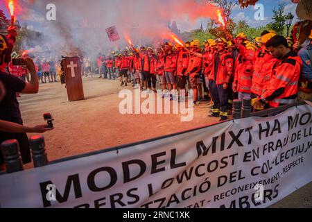 Barcelona, Barcelona, Spanien. September 2023. Freiwillige Feuerwehrmänner aus Katalonien demonstrieren im katalanischen Parlament, um würde, Respekt und Sozialversicherungsregistrierung von der katalanischen Regierung zu fordern. Freiwillige Feuerwehrleute beschweren sich, dass das derzeitige gemischte Modell veraltet ist. (Bild: © Marc Asensio Clupes/ZUMA Press Wire) NUR REDAKTIONELLE VERWENDUNG! Nicht für kommerzielle ZWECKE! Stockfoto