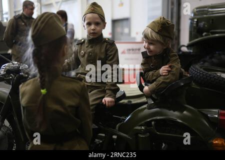 (160318) -- MOSKAU, 18. März 2016 -- Kinder spielen am 18. März 2016 in Moskau, Russland, auf Ausstellungsmodellen mit Kostümkleidung in sowjetischer Uniform im Stil des Zweiten Weltkriegs. Die internationale Ausstellung „Motors of war“ in Moskau zeigt Fahrzeuge, die am Zweiten Weltkrieg teilgenommen haben und vom 18. Bis 20. März stattfinden werden. RUSSLAND-MOSKAU-WWII-AUSSTELLUNG EvgenyxSinitsyn PUBLICATIONxNOTxINxCHN Moskau 18. März 2016 Kinder spielen AUF Belichtungsmodellen in Kostümen stilisierte sowjetische Uniform aus dem Zweiten Weltkrieg in Moskau Russland AM 18. März 2016 Internationale Ausstellung Engine of was in Moskau zeigt FAHRZEUGE nahmen AM Zweiten Weltkrieg Teil und will Hero vom 18. Bis 20. März Stockfoto