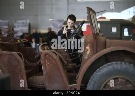 (160318) -- MOSKAU, 18. März 2016 -- Besucher erkunden Modelle in der Ausstellung Motoren des Krieges kontaktiert zu Maschinen nahm am Zweiten Weltkrieg in Moskau, Russland, am 18. März 2016. Die internationale Ausstellung „Motors of war“ in Moskau zeigt Fahrzeuge, die am Zweiten Weltkrieg teilgenommen haben und vom 18. Bis 20. März stattfinden werden. RUSSLAND-MOSKAU-WWII-AUSSTELLUNG EvgenyxSinitsyn PUBLICATIONxNOTxINxCHN Moskau 18. März 2016 Besucher erkunden Modelle in der Engine of was Ausstellung kontaktiert zu Maschinen nahm AM 18. März 2016 in Moskau Teil Internationale Ausstellung Engine of was in Moskau zeigt FAHRZEUGE nahmen AM 2. Weltkrieg Teil und Stockfoto