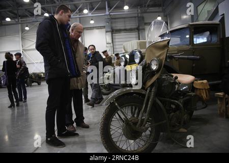 (160318) -- MOSKAU, 18. März 2016 -- Besucher erkunden Modelle in der Ausstellung Motoren des Krieges kontaktiert zu Maschinen nahm am Zweiten Weltkrieg in Moskau, Russland, am 18. März 2016. Die internationale Ausstellung „Motors of war“ in Moskau zeigt Fahrzeuge, die am Zweiten Weltkrieg teilgenommen haben und vom 18. Bis 20. März stattfinden werden. RUSSLAND-MOSKAU-WWII-AUSSTELLUNG EvgenyxSinitsyn PUBLICATIONxNOTxINxCHN Moskau 18. März 2016 Besucher erkunden Modelle in der Engine of was Ausstellung kontaktiert zu Maschinen nahm AM 18. März 2016 in Moskau Teil Internationale Ausstellung Engine of was in Moskau zeigt FAHRZEUGE nahmen AM 2. Weltkrieg Teil und Stockfoto