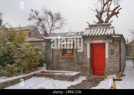 Erleben Sie den faszinierenden Anblick der alten chinesischen Architektur, die in einer unberührten weißen Schneedecke verziert ist, eine zeitlose Mischung aus Geschichte und Winterwunder. Stockfoto