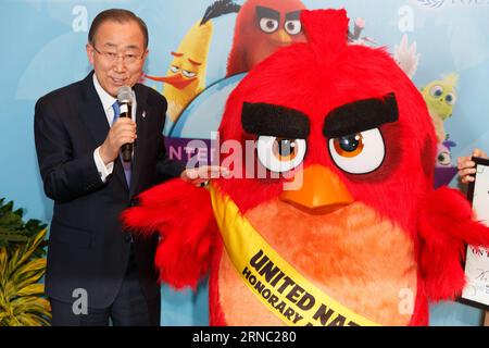 (160318) -- VEREINTEN NATIONEN, 18. März 2016 -- Generalsekretär der Vereinten Nationen Ban Ki-moon ernennt Red aus dem Angry Birds-Film zum Ehrenbotschafter für Green während der Angry Birds for a Happy Planet-Kampagne im UN-Hauptquartier in New York, 18. März 2016. UN-Generalsekretär Ban Ki-moon ernannte Red from the Angry Birds zum Ehrenbotschafter für Green am Internationalen Tag des Glücks und ermutigte junge Menschen, Maßnahmen gegen den Klimawandel zu ergreifen und die Angry Birds glücklich zu machen. ) UN-INT L DAY OF HAPPINESS-ANGRY BIRDS LixMuzi PUBLICATIONxNOTxINxCHN 18. März 201 Stockfoto