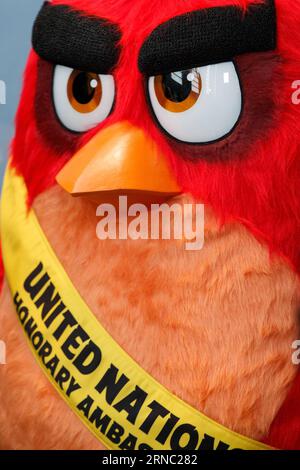 (160318) -- UNITED NATIONS, 18. März 2016 -- Red aus dem Angry Birds-Film wird während der Angry Birds for a Happy Planet-Kampagne im Hauptquartier der Vereinten Nationen in New York, 18. März 2016, abgebildet. UN-Generalsekretär Ban Ki-moon ernannte Red from the Angry Birds zum Ehrenbotschafter für Green am Internationalen Tag des Glücks und ermutigte junge Menschen, Maßnahmen gegen den Klimawandel zu ergreifen und die Angry Birds glücklich zu machen. ) UN-INT L DAY OF HAPPINESS-ANGRY BIRDS LixMuzi PUBLICATIONxNOTxINxCHN Vereinte Nationen 18. März 2016 Red from the Angry Birds Movie IST während des Angry BI abgebildet Stockfoto