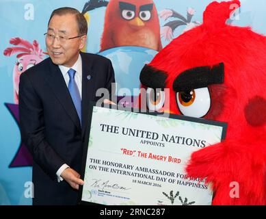 (160318) -- VEREINTEN NATIONEN, 18. März 2016 -- Generalsekretär der Vereinten Nationen Ban Ki-moon ernennt Red aus dem Angry Birds-Film zum Ehrenbotschafter für Green während der Angry Birds for a Happy Planet-Kampagne im UN-Hauptquartier in New York, 18. März 2016. UN-Generalsekretär Ban Ki-moon ernannte Red from the Angry Birds zum Ehrenbotschafter für Green am Internationalen Tag des Glücks und ermutigte junge Menschen, Maßnahmen gegen den Klimawandel zu ergreifen und die Angry Birds glücklich zu machen. ) UN-INT L DAY OF HAPPINESS-ANGRY BIRDS LixMuzi PUBLICATIONxNOTxINxCHN 18. März 201 Stockfoto