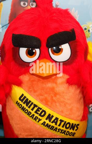 (160318) -- VEREINTEN NATIONEN, 18. März 2016 -- Red aus dem Angry Birds-Film wird bei der Angry Birds for a Happy Planet-Kampagne im Hauptquartier der Vereinten Nationen in New York, 18. März 2016, abgebildet. UN-Generalsekretär Ban Ki-moon ernannte Red from the Angry Birds zum Ehrenbotschafter für Green am Internationalen Tag des Glücks und ermutigte junge Menschen, Maßnahmen gegen den Klimawandel zu ergreifen und die Angry Birds glücklich zu machen. ) UN-INT L DAY OF HAPPINESS-ANGRY BIRDS LixMuzi PUBLICATIONxNOTxINxCHN Vereinte Nationen 18. März 2016 Red from the Angry Birds Movie IST IM The Angry Birds for abgebildet Stockfoto