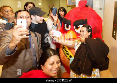 (160318) -- VEREINTEN NATIONEN, 18. März 2016 -- Mitarbeiter der Vereinten Nationen nehmen Selfies mit Red aus dem Angry Birds-Film im Hauptquartier der Vereinten Nationen in New York, 18. März 2016. UN-Generalsekretär Ban Ki-moon ernannte Red from the Angry Birds zum Ehrenbotschafter für Green am Internationalen Tag des Glücks und ermutigte junge Menschen, Maßnahmen gegen den Klimawandel zu ergreifen und die Angry Birds glücklich zu machen. ) UN-INT L DAY OF HAPPINESS-ANGRY BIRDS LixMuzi PUBLICATIONxNOTxINxCHN Vereinte Nationen 18. März 2016 Mitarbeiter DER Vereinten Nationen nehmen Selfies mit Red aus dem Angry Birds Movie BEI The United Stockfoto