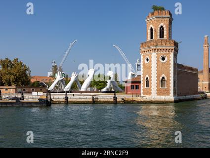 Venedig, Italien - 6. September 2022: Gigantische Skulptur, die sich zusammenschließt, Brücken von Lorenzo Quinn. Ausstellung in Arsenale, Castello, Venedig Stockfoto