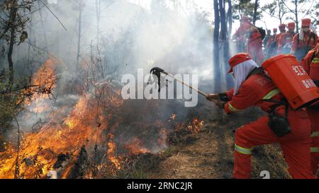 (160319) -- JIANSHUI, 19. März 2016 -- Feuerwehrleute versuchen, einen Waldbrand im Dorf Xiejiachong im Jianshui County, Hani und Yi Autonome Präfektur Honghe, Provinz Yunnan im Südwesten Chinas, zu löschen, 19. März 2016. Die Feuerwehrleute versuchten, das Feuer zu löschen, das am Samstag um 8:30 Uhr ausbrach. Die Ursache des Brandes wurde untersucht. ) (mp) CHINA-YUNNAN-FOREST FIRE (CN) ShaoxHongbo PUBLICATIONxNOTxINxCHN Jianshui 19. März 2016 Feuerwehrleute versuchen, ein Waldfeuer im Dorf Jianshui County Hani und der autonomen Präfektur Yi Honghe Hani und der Autonomen Präfektur Yi zu löschen Stockfoto