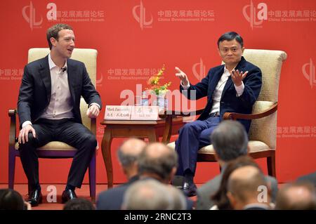 (160319) -- PEKING, 19. März 2016 -- Mark Zuckerberg (L), Mitbegründer und CEO von Facebook, und Jack Ma, Gründer und Vorstandsvorsitzender der Alibaba Group, halten ein Gespräch während des Economic Summit of China Development Forum 2016 in Peking, Hauptstadt von China, 19. März 2016. ) (mp) CHINA-BEIJING-MARK ZUCKERBERG-JACK MA-CONVERSATION (CN) LixXin PUBLICATIONxNOTxINxCHN Stockfoto